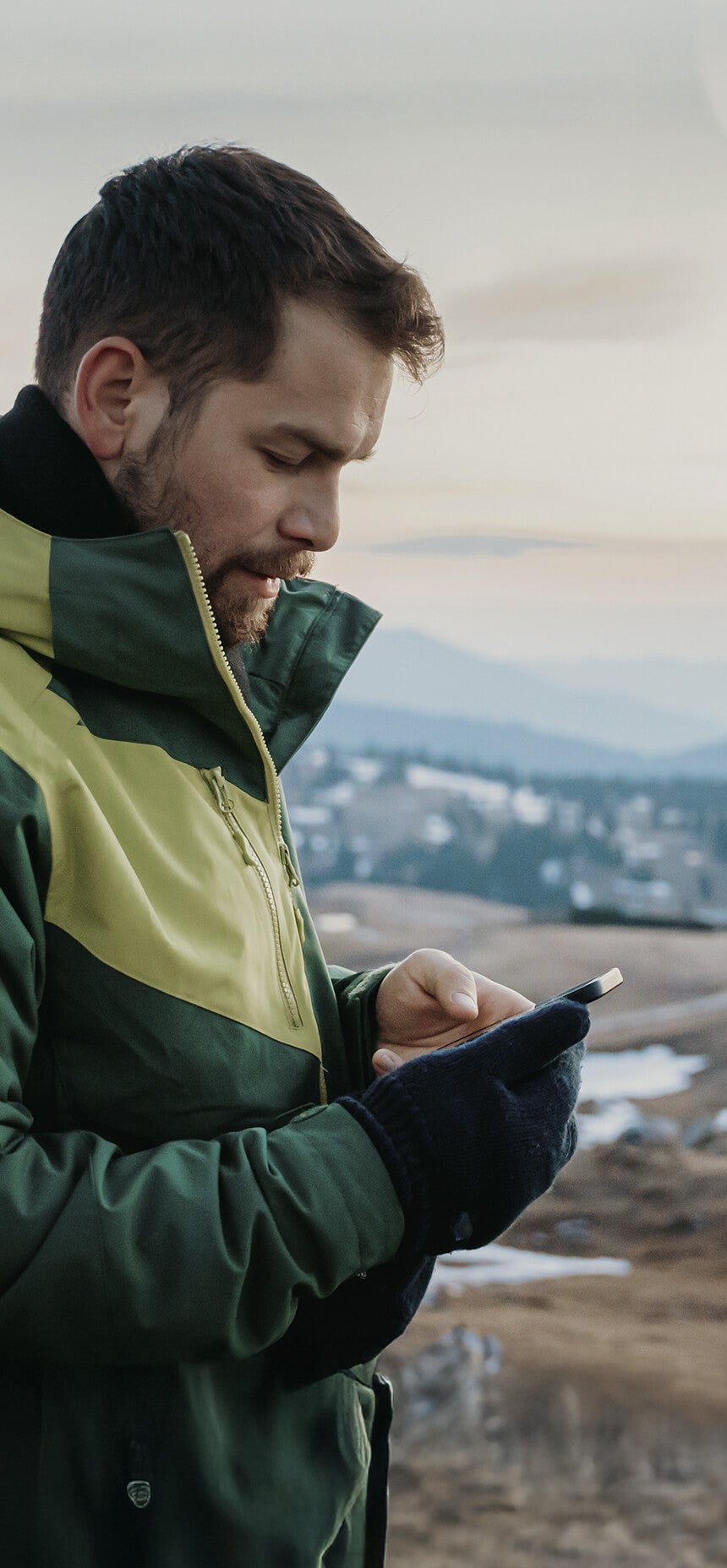 Théo est en train de se garer